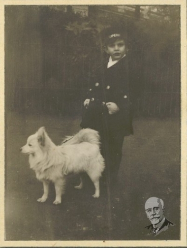 Ο Λευτέρης Βενιζέλος σε παιδική ηλικία, παρέα με σκύλο.