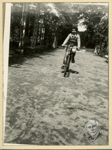Ο Λευτέρης Βενιζέλος σε παιδική ηλικία, βόλτα με το ποδήλατο.