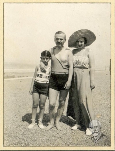 Ο Κυριάκος Βενιζέλος με τη σύζυγό του Μαρίκα και το γιο τους Λευτέρη στην παραλία.