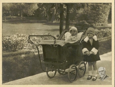 Ο Λευτέρης Βενιζέλος σε παιδική ηλικία με τη δεσποινίδα Θαλασσινού.