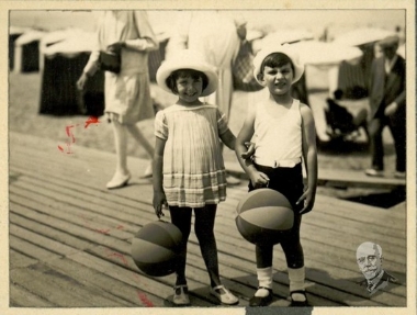 Ο Λευτέρης Βενιζέλος σε παιδική ηλικία με φιλική συντροφιά.