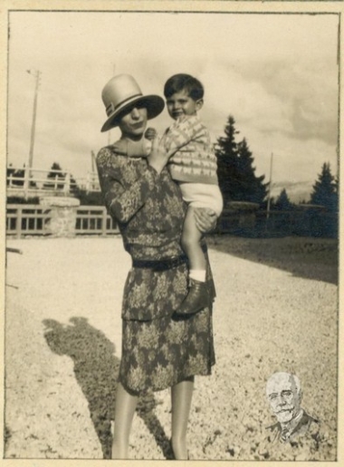 Η Μαρίκα Βενιζέλου αγκαλιά με τον γιο της  Λευτέρη.