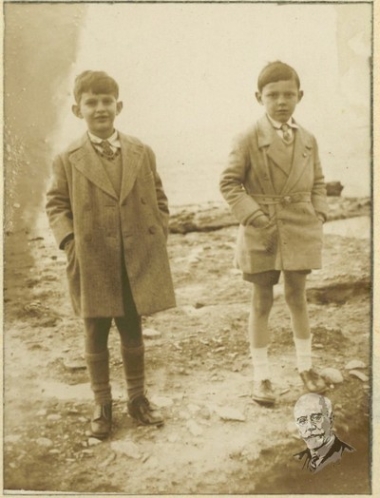 Ο Λευτέρης Βενιζέλος σε παιδική ηλικία με φιλική συντροφιά.