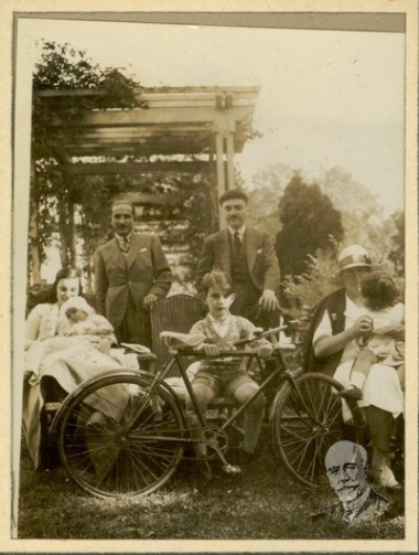 Φιλική συντροφιά με την Μαρίκα Βενιζέλου αγκαλιά με την κόρη της Χάρι και τον Λευτέρη.