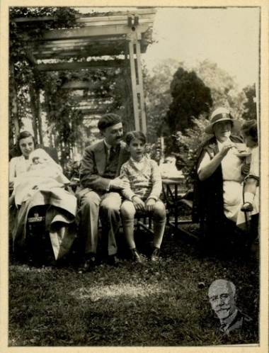 Φιλική συντροφιά με την Μαρίκα Βενιζέλου αγκαλιά με την κόρη της Χάρι και τον Λευτέρη.