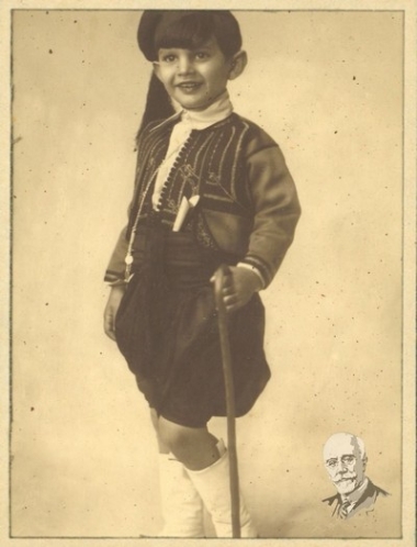 Ο Λευτέρης Βενιζέλος σε παιδική ηλικία με φορεσιά κρητικού.