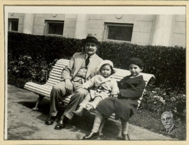 Ο Λευτέρης Βενιζέλος, πιθανόν με την αδελφή του Χάρι, και φιλική συντροφιά.