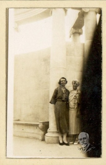 Η Έλενα Βενιζέλου με φιλική συντροφιά.