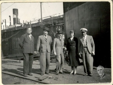 Ο Κυριάκος Βενιζέλος και η σύζυγός του Μαρίκα με φιλική συντροφιά μπροστά από καράβι.