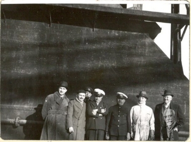 Ο Κυριάκος Βενιζέλος με μέλη πληρώματος καραβιού.