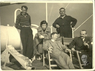 Ο Κυριάκος Βενιζέλος με φιλική συντροφιά εν πλω.