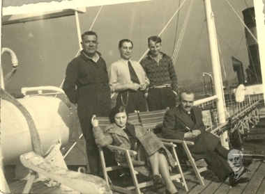 Ο Κυριάκος Βενιζέλος με φιλική συντροφιά εν πλω.