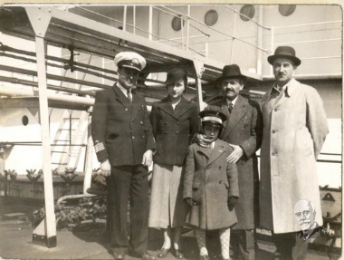 Ο Κυριάκος Βενιζέλος με το γιό του Νικήτα και φιλική συντροφιά εν πλω.