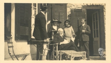 Ο Ελευθέριος και η Έλενα Βενιζέλου με φιλική συντροφιά κατά τη διάρκεια ταξιδιού τους στο Σεν Μόριτζ, στην Ελβετία.