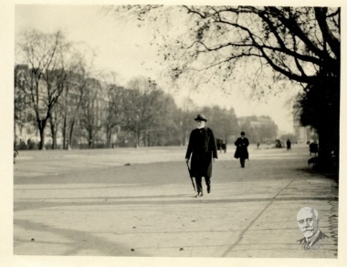 Ο Ελευθέριος Βενιζέλος σε περίπατο στα Ηλύσια Πεδία.