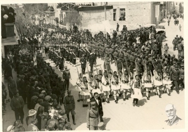 Η πομπή της σορού του Ελευθερίου Βενιζέλου κατευθύνεται προς τη Χαλέπα.