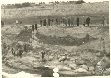 Περιμένοντας τη σορό του Ελευθερίου Βενιζέλου να κατέβει από το αντιτορπιλικό 