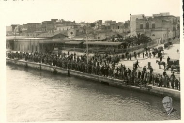 Πλήθος κόσμου συγκεντρώνεται στον Πειραιά για να συνοδεύσει  τη σορό του Ελευθερίου Βενιζέλου στα Χανιά.