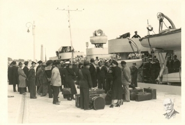 Η νύφη του Βενιζέλου Μαρίκα ετοιμάζεται να επιβιβσαστεί στο αντιτορπιλικό 