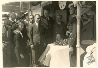 Η εγγονή του Βενιζέλου Δέσποινα, η νύφη του Μαρίκα, οι γιοί του Σοφοκλής και Κυριάκος στο αντιτορπιλικό 