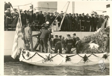 Η σορός του Ελευθερίου Βενιζέλου φτάνει στο λιμάνι των Χανίων.