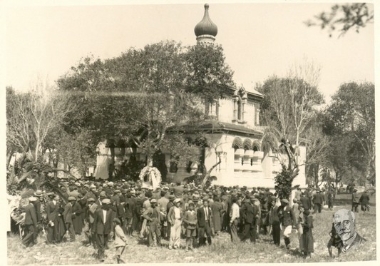 Πλήθος κόσμου περιμένει στην Αγία Μαγδαληνή, στη Χαλέπα, για να προσκυνήσειι τη σορό του Ελευθερίου Βενιζέλου.