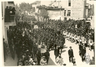 Πλήθος κόσμου συνοδεύει τη σορό του Ελευθερίου Βενιζέλου στα Χανιά.