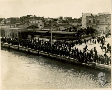 Πλήθος κόσμου συγκεντρώνεται στον Πειραιά για να συνοδεύσει  τη σορό του Ελευθερίου Βενιζέλου στα Χανιά.