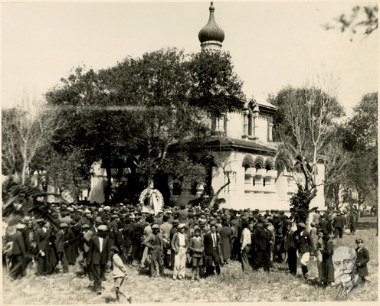 Πλήθος κόσμου περιμένει στην Αγία Μαγδαληνή, στη Χαλέπα, για να προσκυνήσειι τη σορό του Ελευθερίου Βενιζέλου.