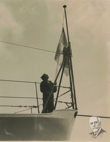 Μεσίστια η σημαία στο αντιτορπιλικό 