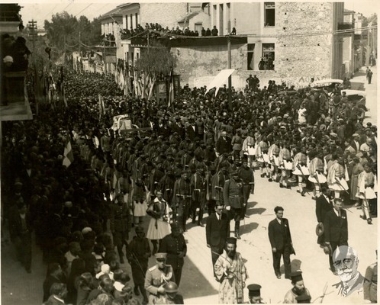 Πλήθος κόσμου συνοδεύει τη σορό του Ελευθερίου Βενιζέλου στα Χανιά.