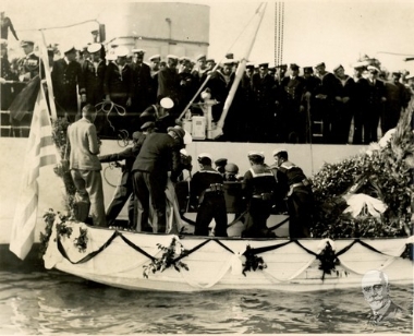 Η σορός του Ελευθερίου Βενιζέλου φτάνει στο λιμάνι των Χανίων.