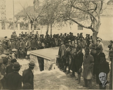 Συγκεντρωμένο πλήθος περιμένει τη σορό του Ελευθερίου Βενιζέλου.