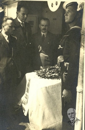 Οι γιοι του Βενιζέλου, Κυριάκος και Σοφοκλής, συνοδεύουν τη σορό του Ελευθερίου Βενιζέλου στα Χανιά.