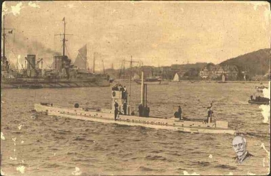 Β 10. - Τα γερμανιικά εγκλήματα δεν μένουν ατιμώρητα. Μέχρι του Ιανουαρίου 1916 οι Άγγλοι εβύθισαν ή συνέλαβον 58 υποβρύχια εν τη Βορείω θαλάσση και τη Βαλτική. Εσχάτως οι Αγγλογάλλοι κατέστρεψαν πολλούς τοιούτους πειρατάς εν τη Μεσογείω. Ενταύθα φαίνεται το υποβρύχιον U8 βυθισθέν εν Μάγχη υφ ενός αγγλικού πλοίου