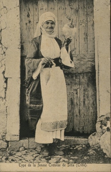 Κρητικιά με παραδοσιακή φορεσιά στη Σητεία.