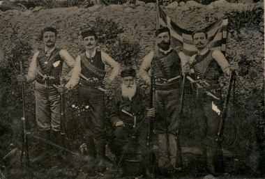 Ο πρόεδρος και επαναστάτες του Θερίσου. Διακρίνονται οι Παπαδερός και Μακράκης.