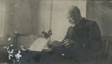 Ο Ελευθέριος Βενιζέλος διαβάζει.