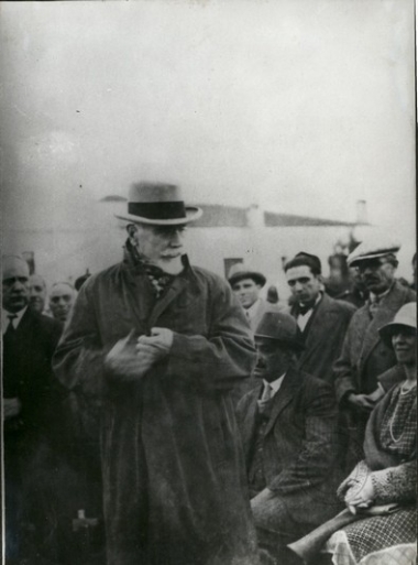 O Ελευθέριος Βενιζέλος στα εγκαίνια του Βενιζέλειου Σταδίου Χανίων (θεμελίωση γυμναστηρίου). Διακρίνεται μεταξύ άλλων και το ζεύγος Crossfield.