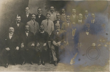 Ο Ελευθέριος Βενιζέλος με τους Κρήτες βουλευτές.