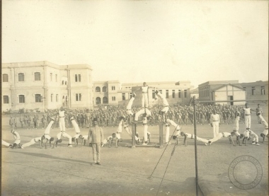 Γυμναστικές επιδείξεις στο αναμορφωτήριο.