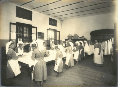 Εργαστήριο καθαρισμού και σιδερώματος του τμήματος των κοριτσιών του αναμορφωτηρίου.