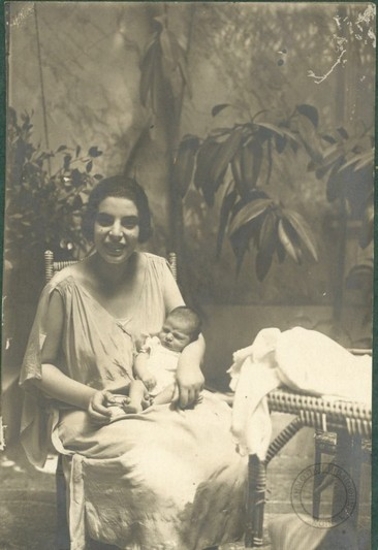 Η Μαρίκα Βενιζέλου αγκαλιά με τον πρωτότοκο γιο της Λευτέρη.