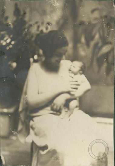 Η Μαρίκα Βενιζέλου αγκαλιά με τον πρωτότοκο γιο της Λευτέρη.