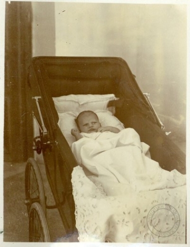 Ο νεογέννητος Λευτέρης Βενιζέλος στην κούνια του.