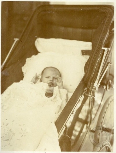 Ο νεογέννητος Λευτέρης Βενιζέλος στην κούνια του.