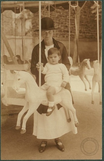 Ο νεαρός Λευτέρης Βενιζέλος με την νταντά του στο λούνα-παρκ.