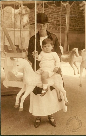 Ο νεαρός Λευτέρης Βενιζέλος με την νταντά του στο λούνα-παρκ.