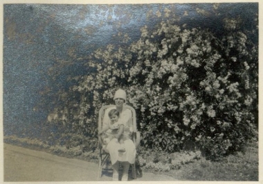 Η Μαρίκα Βενιζέλου αγκαλιά με τον πρωτότοκο γιο της Λευτέρη.