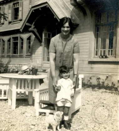 Ο Λευτέρης Βενιζέλος σε παιδική ηλικία με νεαρή κυρία και το σκυλάκι του.